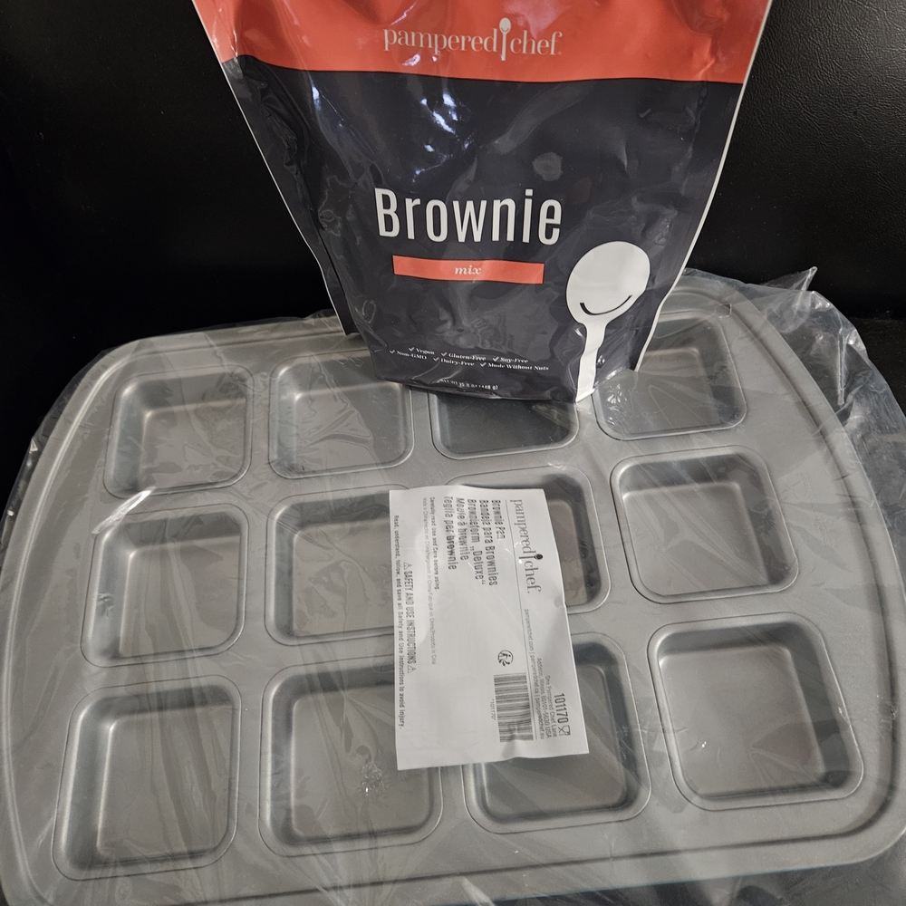 Pampered Chef Silver Brownie Pan with Mix